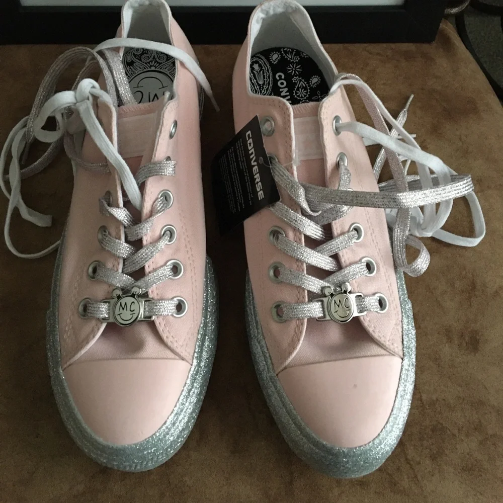 CONVERSE X MILEY CYRUS NIB AUTHENTIC CANVAS STYLE SNEAKERS